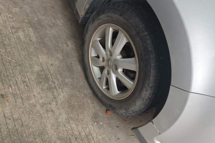 Used Venucia D50 2014 1.6L Automatic Splendid Edition Right Front Wheel Hub
