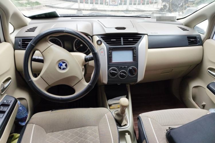Used Venucia D50 2014 1.6L Manual Splendid Edition Center Console