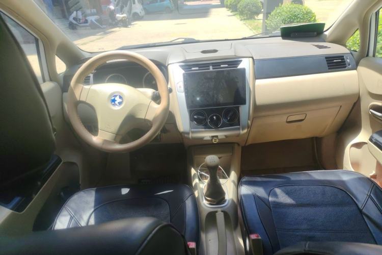 Used Venucia D50 2014 1.6L Manual Splendid Edition Center Console
