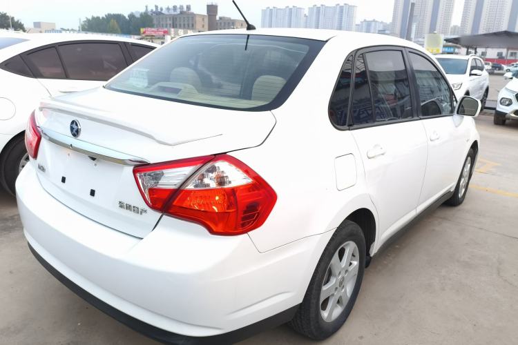 Used Venucia D50 2014 1.6L Manual Splendid Edition Exterior 5