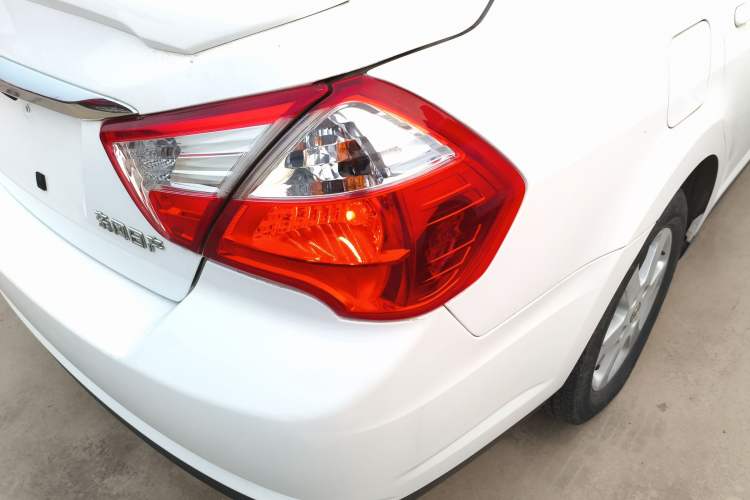 Used Venucia D50 2014 1.6L Manual Splendid Edition Exterior 6
