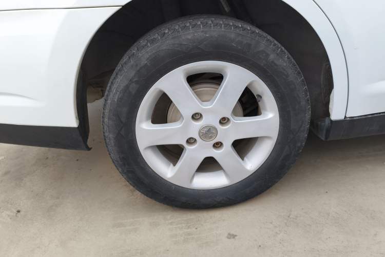 Used Venucia D50 2014 1.6L Manual Splendid Edition Exterior 8