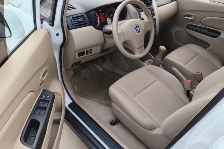 Used Venucia D50 2014 1.6L Manual Splendid Edition Interior 3