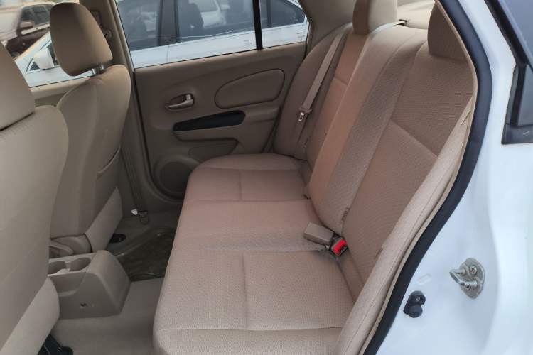 Used Venucia D50 2014 1.6L Manual Splendid Edition Interior 4