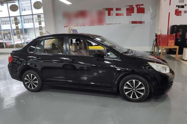 Used Venucia D50 2015 1.6L Automatic Fashion Edition Exterior 2