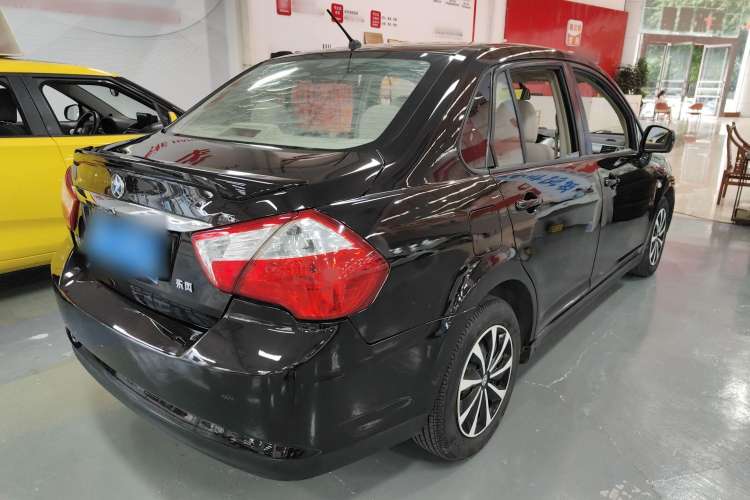 Used Venucia D50 2015 1.6L Automatic Fashion Edition Exterior 3