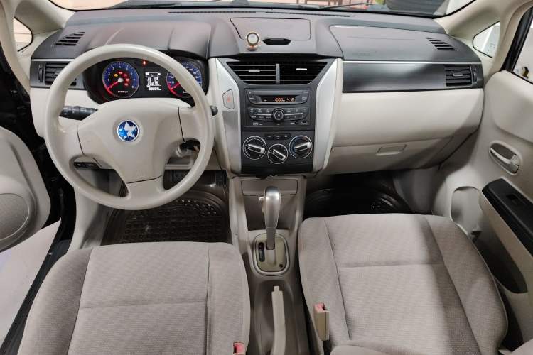 Used Venucia D50 2015 1.6L Automatic Fashion Edition Interior 3