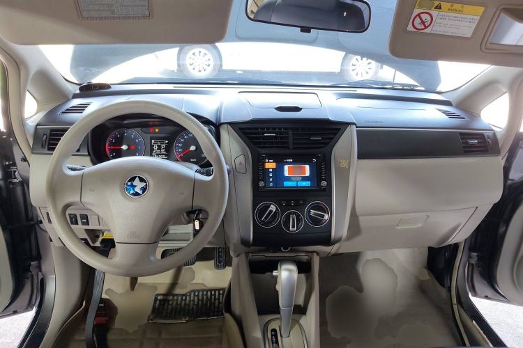 Used Venucia D50 2015 1.6L Automatic Fashion Edition Center Console