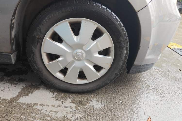 Used Venucia D50 2015 1.6L Automatic Fashion Edition Right Front Wheel Hub
