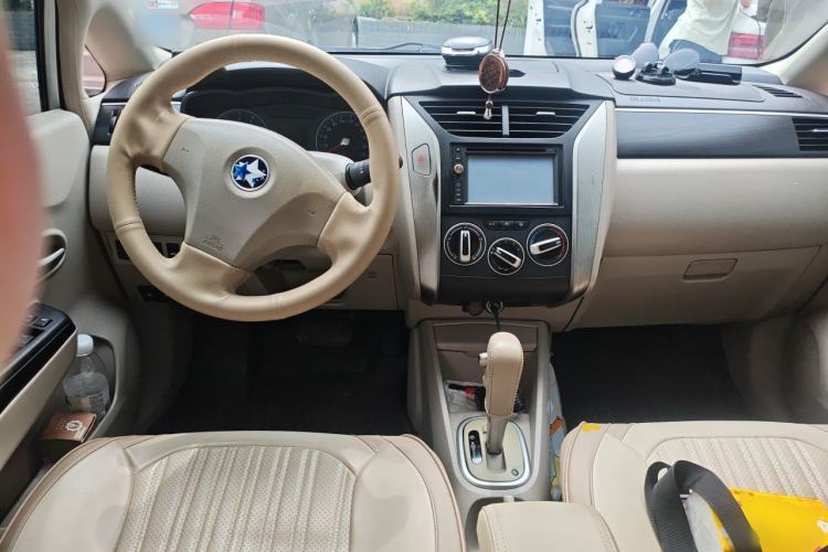 Used Venucia D50 2015 1.6L Automatic Fashion Edition Center Console