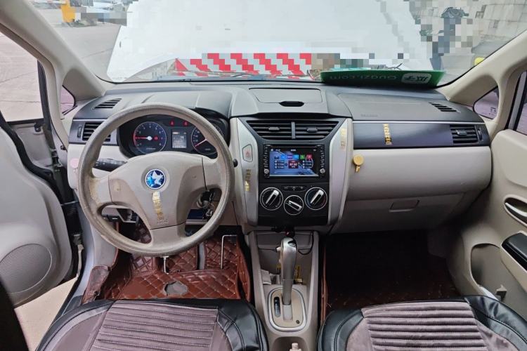 Used Venucia D50 2015 1.6L Automatic Fashion Edition Center Console