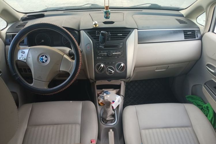 Used Venucia D50 2015 1.6L Manual Luxury Edition Center Console