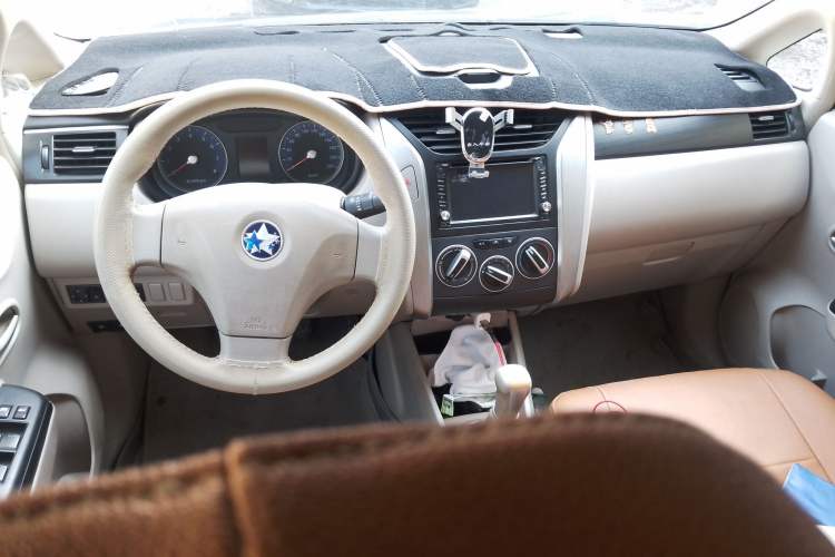 Used Venucia D50 2015 1.6L Manual Fashion Edition Center Console