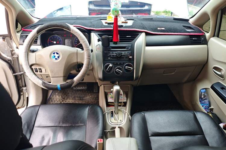Used Venucia D50 2015 1.6L Automatic Fashion Edition Center Console