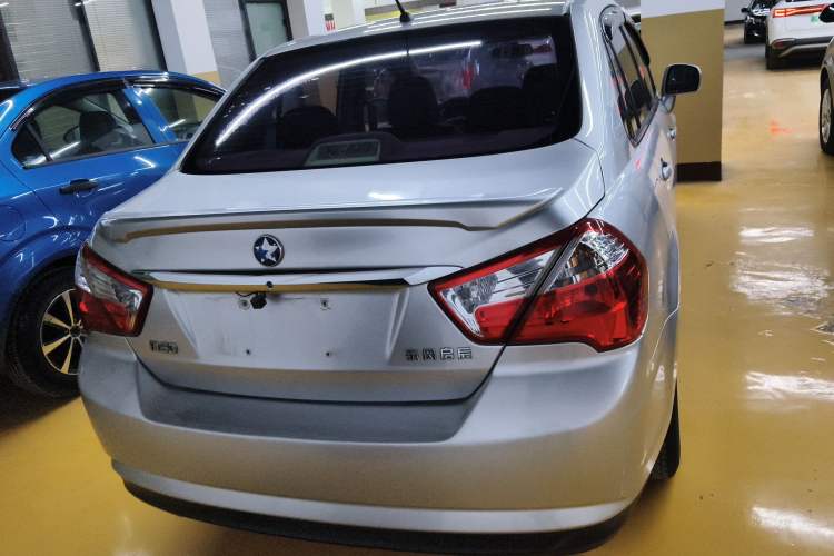 Used Venucia D50 2015 1.6L Automatic Fashion Edition Exterior 5