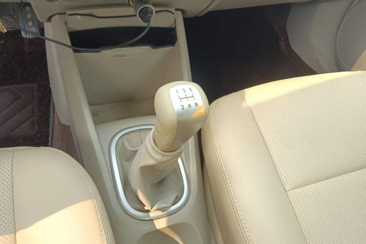 Used Venucia D50 2015 1.6L Manual Fashion Edition Gear Lever