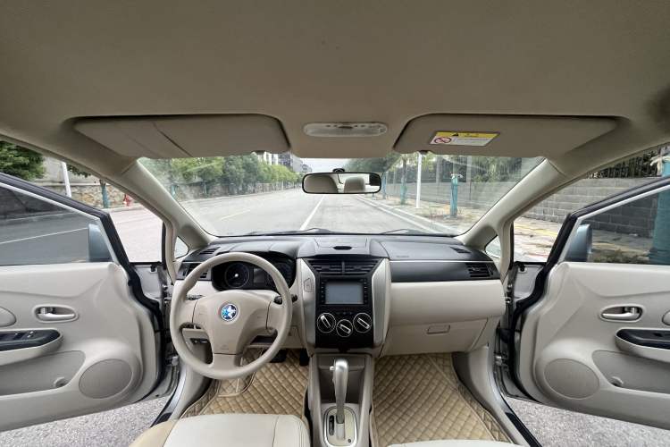 Used Venucia D50 2015 1.6L Automatic Fashion Edition Interior 1