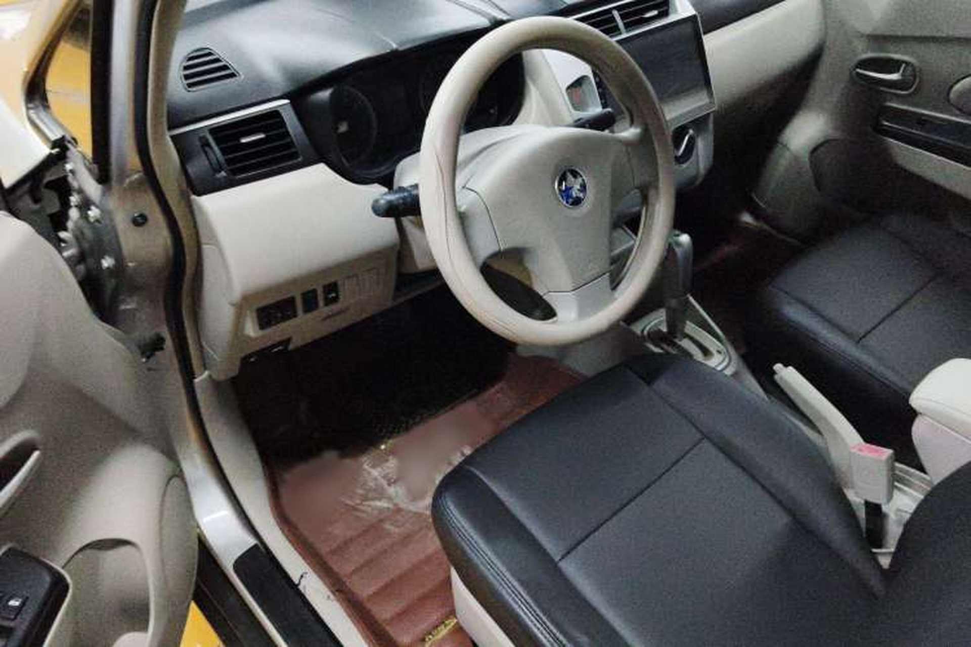 Used Venucia D50 2015 1.6L Automatic Fashion Edition Interior 2