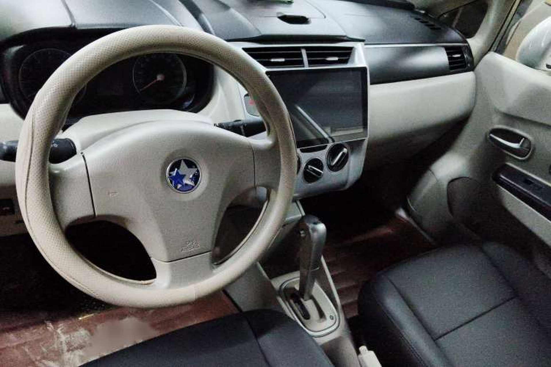 Used Venucia D50 2015 1.6L Automatic Fashion Edition Interior 3