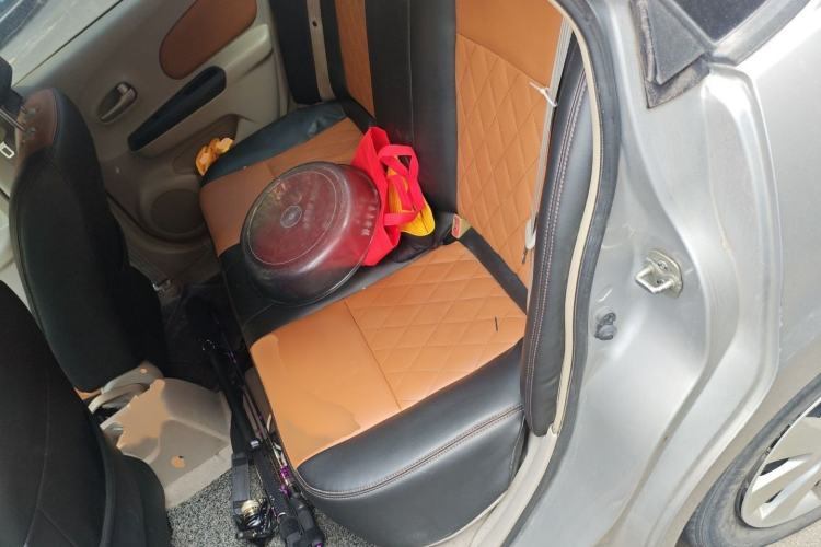 Used Venucia D50 2015 1.6L Manual Fashion Edition Interior 4
