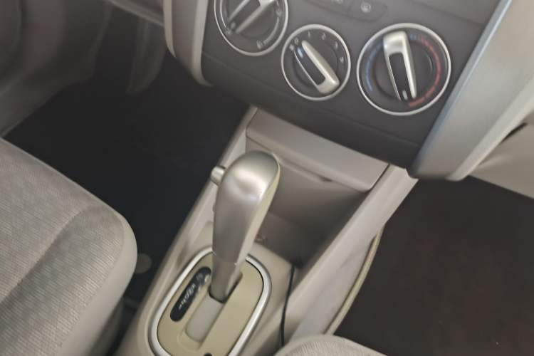 Used Venucia D50 2015 1.6L Automatic Fashion Edition Interior 4
