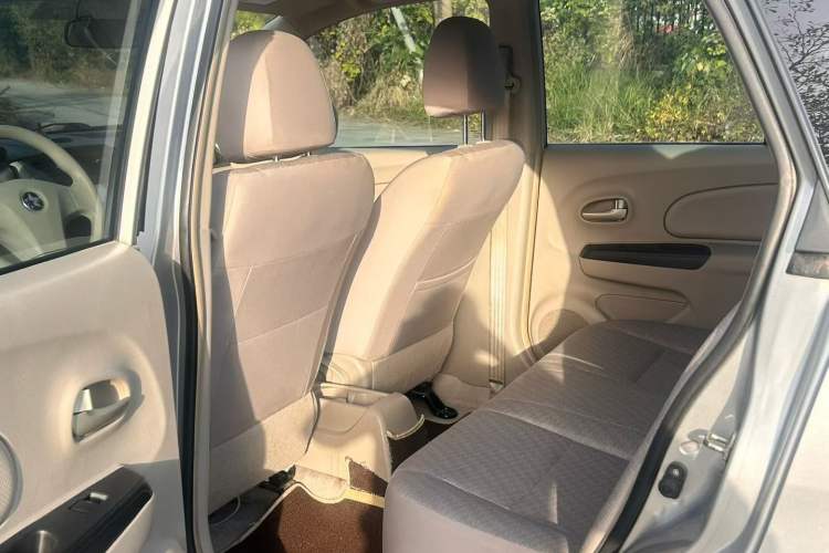 Used Venucia D50 2015 1.6L Automatic Fashion Edition Interior 6