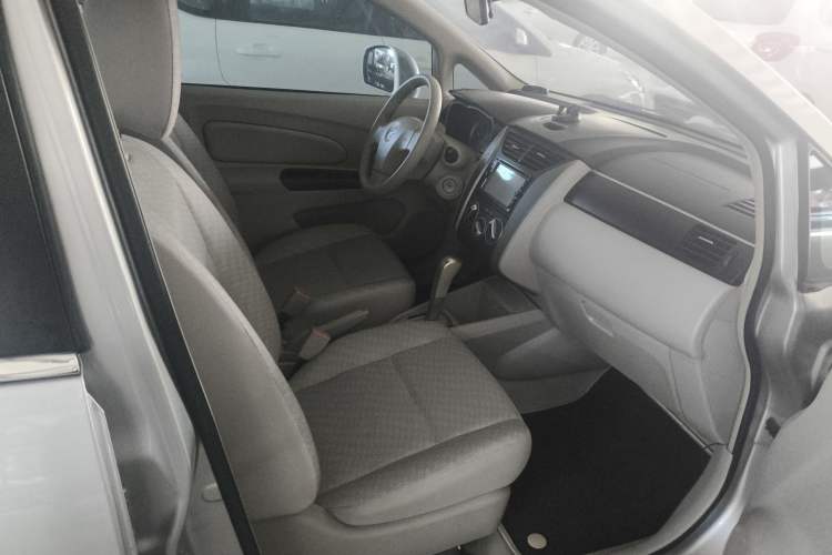 Used Venucia D50 2015 1.6L Automatic Fashion Edition Interior 7