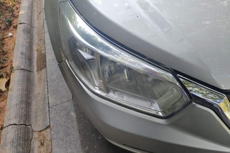 Used Venucia D50 2015 1.6L Manual Fashion Edition Right Front Headlight