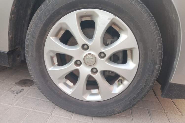 Used Venucia D50 2015 1.6L Manual Luxury Edition Right Front Wheel Hub