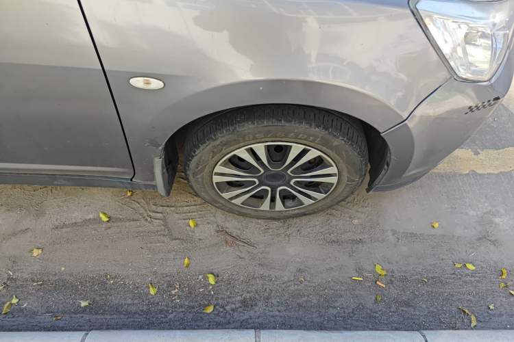 Used Venucia D50 2015 1.6L Automatic Fashion Edition Right Front Wheel Hub