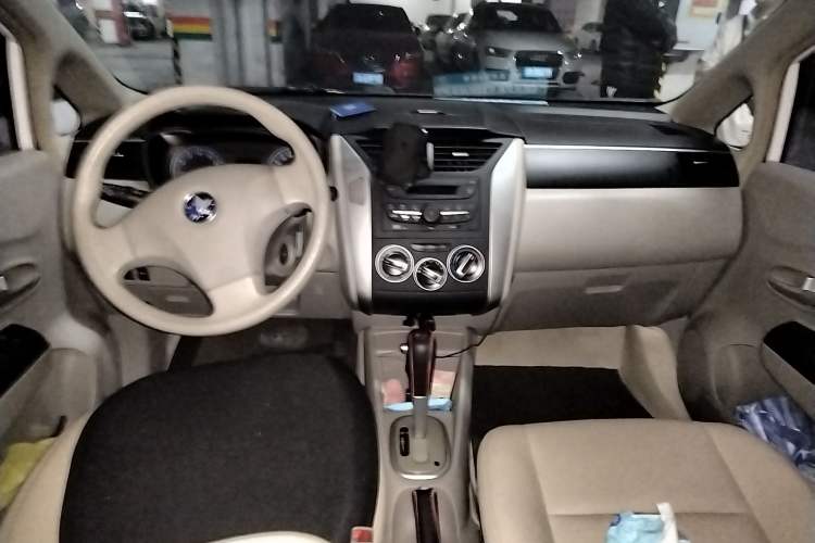 Used Venucia D50 2015 1.6L Automatic Fashion Edition Center Console