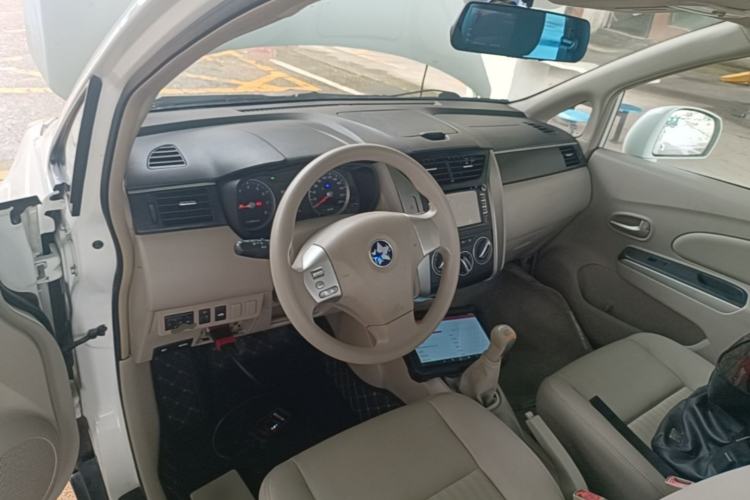 Used Venucia D50 2015 1.6L Manual Luxury Edition Center Console