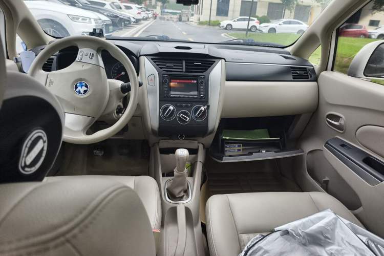 Used Venucia D50 2015 1.6L Manual Luxury Edition Center Console