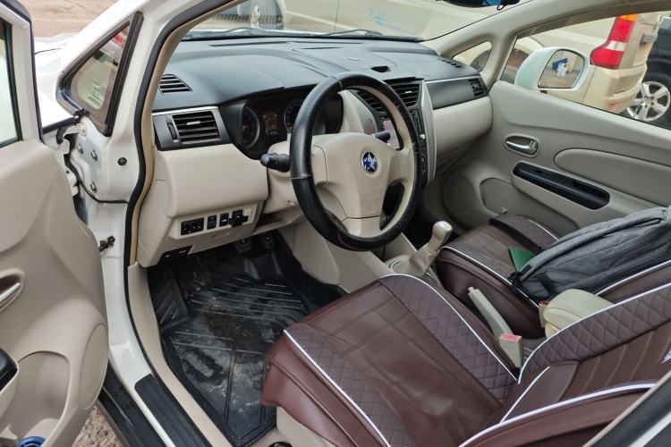 Used Venucia D50 2015 1.6L Manual Fashion Edition Center Console