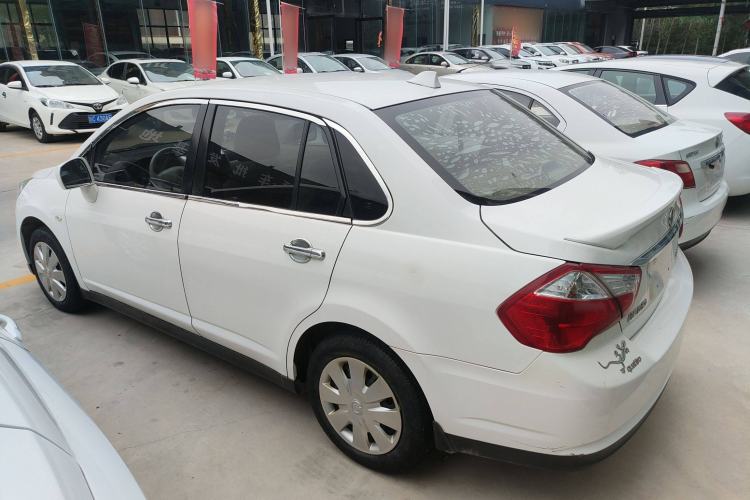 Used Venucia D50 2015 1.6L Manual Fashion Edition Exterior 5