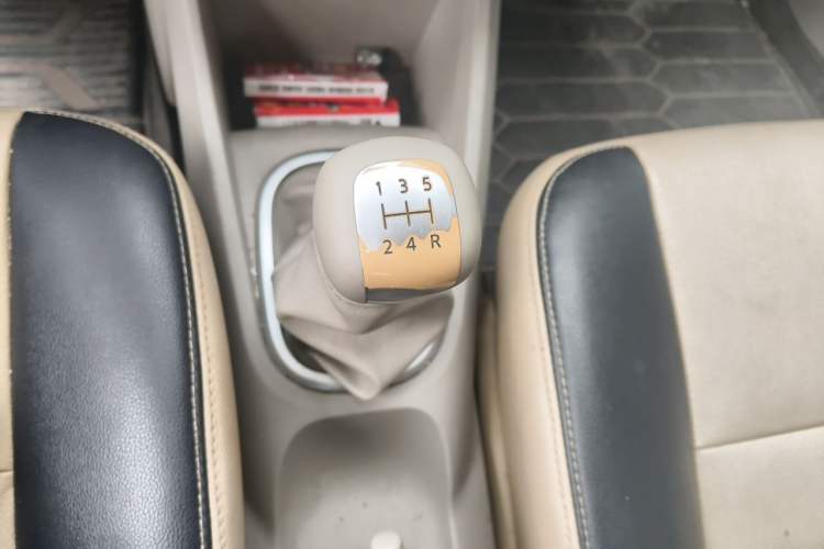 Used Venucia D50 2015 1.6L Manual Fashion Edition Gear Lever