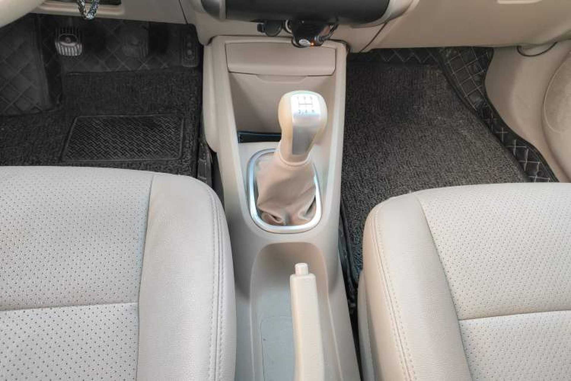 Used Venucia D50 2015 1.6L Manual Fashion Edition Gear Lever