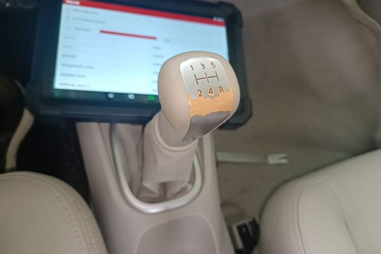 Used Venucia D50 2015 1.6L Manual Luxury Edition Gear Lever