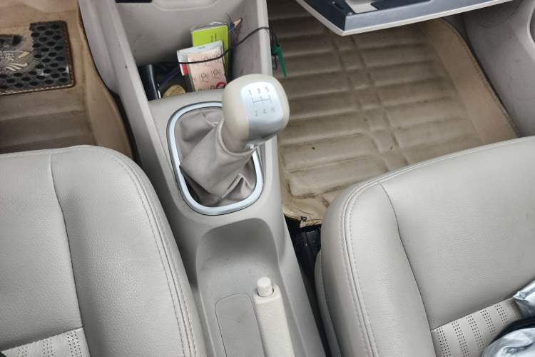 Used Venucia D50 2015 1.6L Manual Luxury Edition Gear Lever