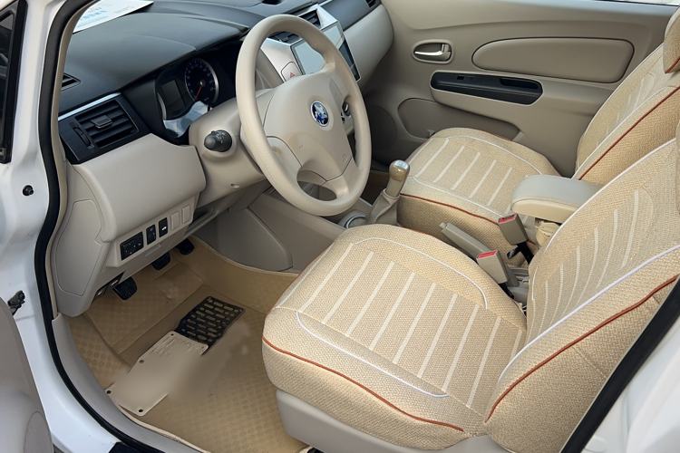 Used Venucia D50 2015 1.6L Manual Fashion Edition Interior 2