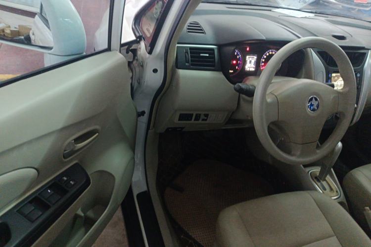 Used Venucia D50 2015 1.6L Automatic Fashion Edition Interior 3