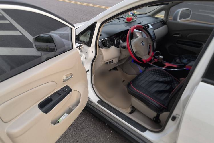 Used Venucia D50 2015 1.6L Manual Fashion Edition Interior 3