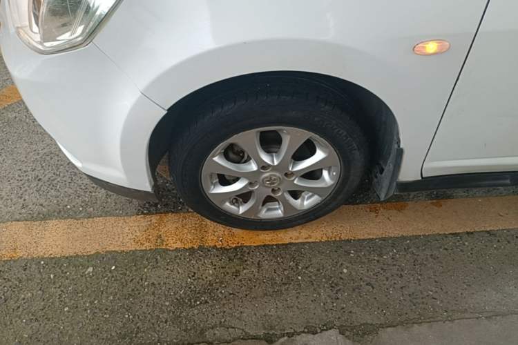 Used Venucia D50 2015 1.6L Manual Luxury Edition Left Front Wheel Hub