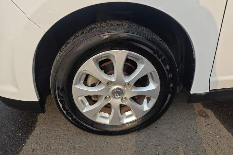 Used Venucia D50 2015 1.6L Automatic Luxury Edition Left Front Wheel Hub