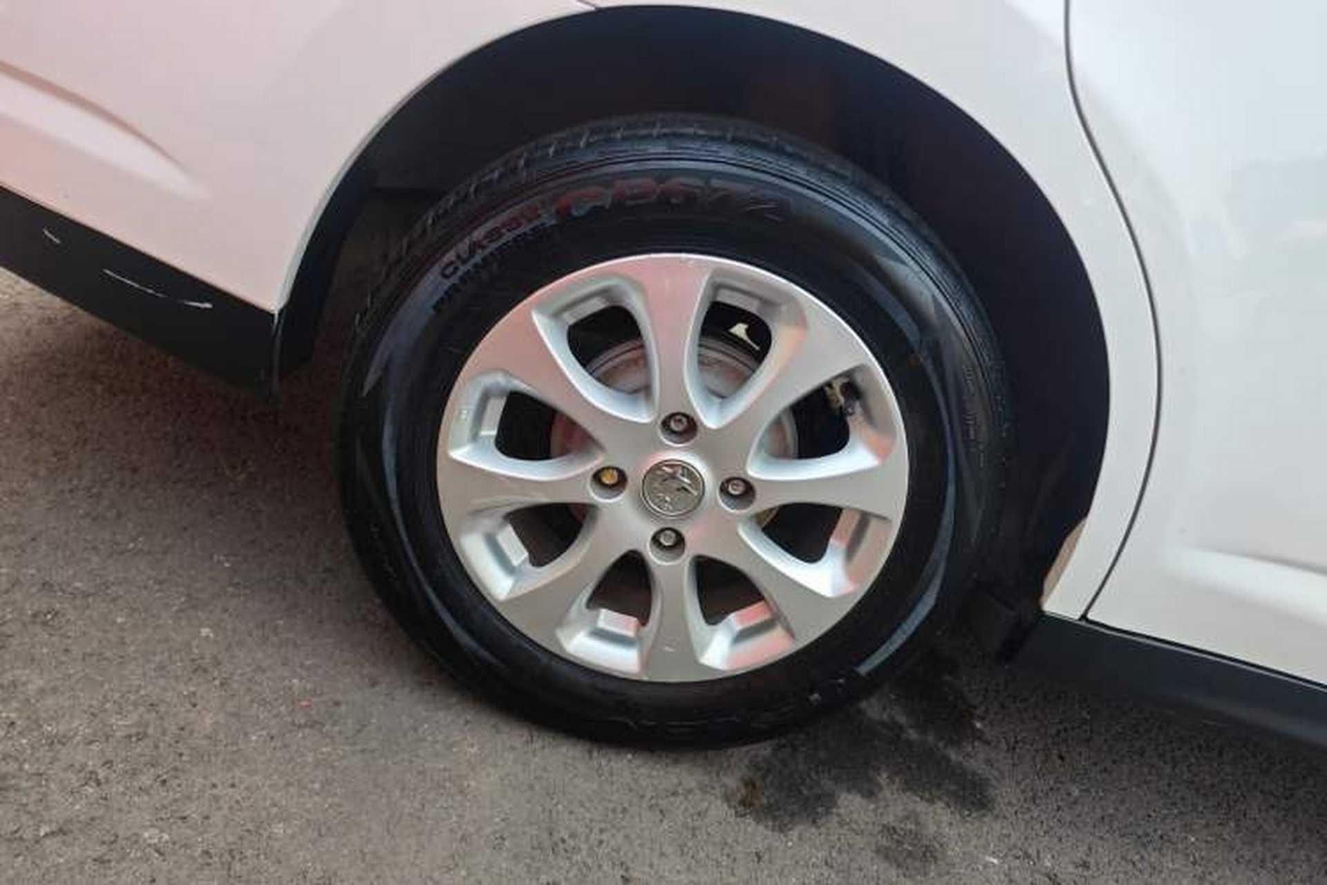 Used Venucia D50 2015 1.6L Automatic Luxury Edition Right Rear Wheel Hub