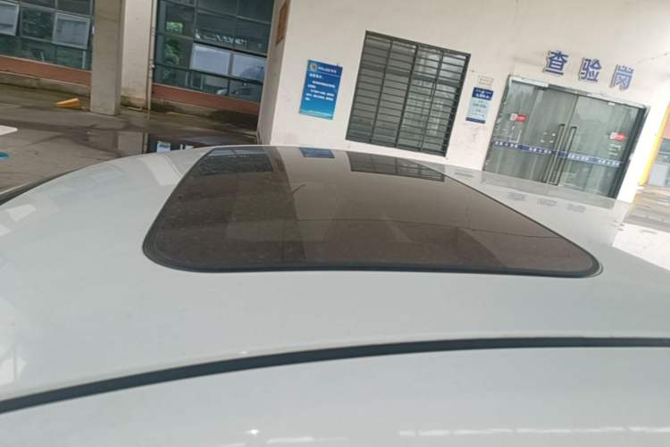Used Venucia D50 2015 1.6L Manual Luxury Edition Roof