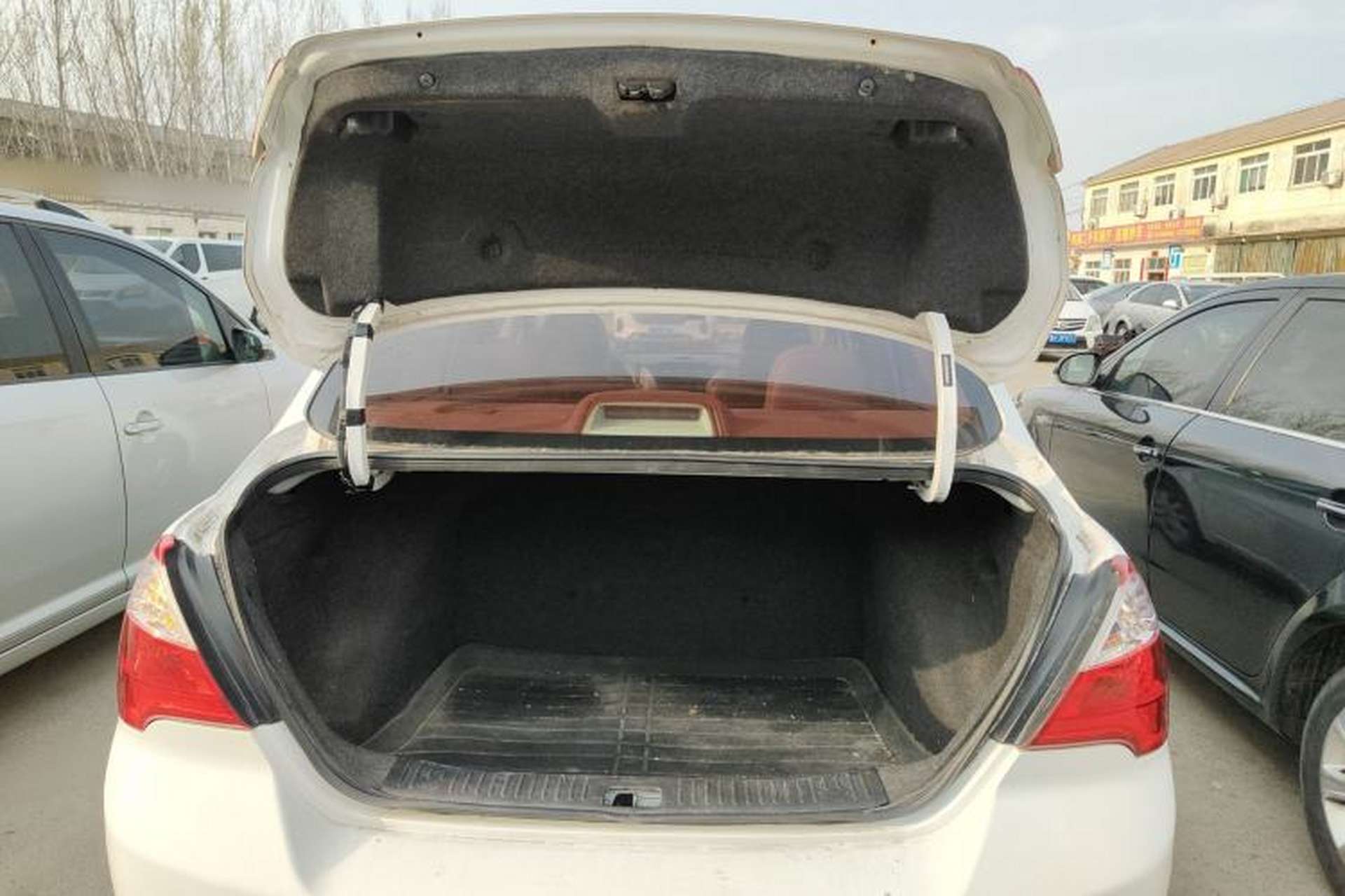 Used Venucia D50 2015 1.6L Manual Fashion Edition Trunk