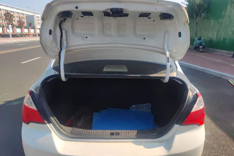 Used Venucia D50 2015 1.6L Manual Fashion Edition Trunk