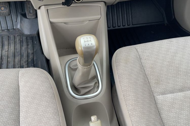 Used Venucia D50 2016 1.6L Manual Elite Edition Gear Lever