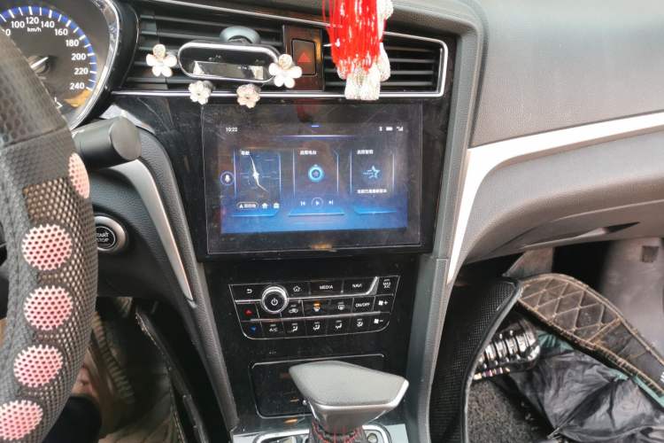 Used Venucia D60 2018 1.6L CVT Smart Connect Elite Edition Audio And AC Panel